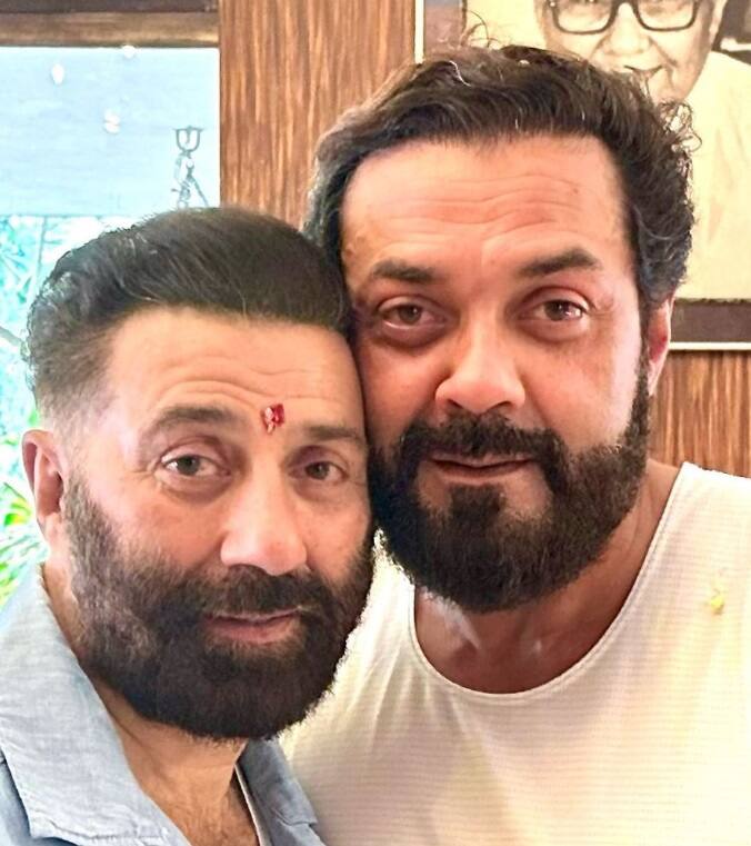 वहीं उन्होंने ये भी बताया कि वे करण देओल की शादी से नदारद क्यों थीं? इसके अलावा हाल ही में ईशा और आहना संग बॉबी-सनी की अपीयरेंस पर भी हेमा ने रिएक्ट किया.