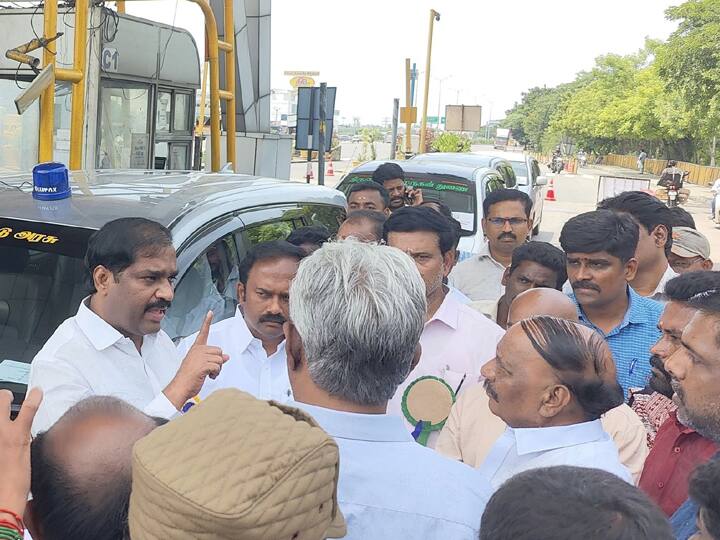 Assembly Audit Committee Chairman Velmurugan inspection in Villupuram TNN விக்கிரவாண்டி சுங்கச்சாவடியில் பணியாளர்களை கடுமையாக கடிந்துகொண்ட வேல்முருகன் - காரணம் என்ன..?