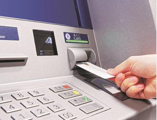 ਤੁਸੀਂ ਆਪਣੇ ਕਿਸੇ ਵੀਜ਼ਾ ਕਾਰਡ-ਕ੍ਰੈਡਿਟ ਕਾਰਡ ਦਾ ਬਕਾਇਆ ਏ.ਟੀ.ਐਮ ਰਾਹੀਂ ਵੀ ਅਦਾ ਕਰ ਸਕਦੇ ਹੋ, ਪਰ ਇਸ ਕੰਮ ਲਈ ਤੁਹਾਡੇ ਕੋਲ ਕ੍ਰੈਡਿਟ ਕਾਰਡ ਹੋਣਾ ਵੀ ਜ਼ਰੂਰੀ ਹੈ। ਨਾਲ ਹੀ ਤੁਹਾਨੂੰ ਪਿੰਨ ਯਾਦ ਰੱਖਣਾ ਚਾਹੀਦਾ ਹੈ।