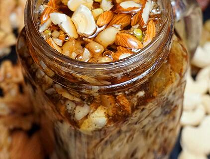 Dry Fruits With Honey Benefits: ਜੇ ਤੁਸੀਂ ਰੋਜ਼ਾਨਾ ਕੁਝ ਕਿਸਮ ਦੇ ਸੁੱਕੇ ਮੇਵੇ ਦਾ ਸੇਵਨ ਕਰਦੇ ਹੋ, ਤਾਂ ਤੁਸੀਂ ਇਸ ਨੂੰ ਹੋਰ ਵੀ ਪੌਸ਼ਟਿਕ ਬਣਾ ਸਕਦੇ ਹੋ। ਇਸ 'ਚ ਸ਼ਹਿਦ ਮਿਲਾ ਕੇ ਖਾਣਾ ਸ਼ੁਰੂ ਕਰੋ।