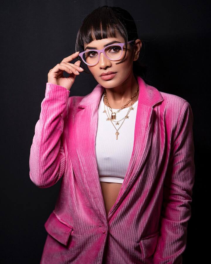 ఇందులో ఆమె పింక్ కలర్ అవుట్ ఫిట్‌లో మెరిసిపోతూ కనిపించారు.