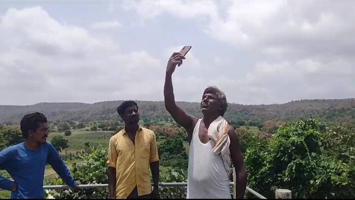 नांदेड (Nanded) जिल्ह्यातील सिंगारवाडी या गावातील लोकांना आजही मोबाईल नेटवर्कसाठी (Mobile Network) डोंगराकडे धाव घ्यावी लागते.