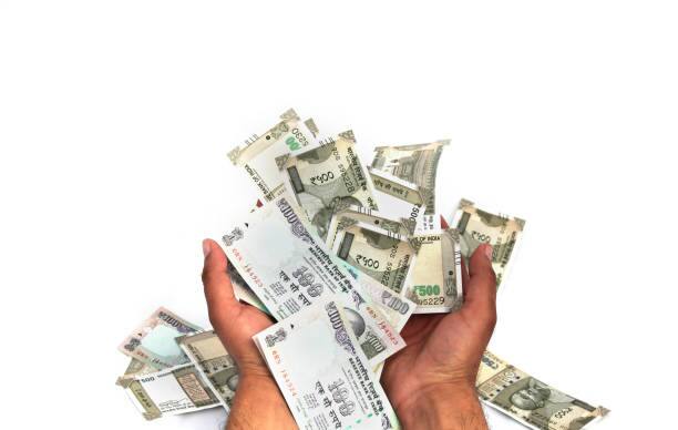 बचत खात्यात दरमहा थोडी रक्कम जमा करून तुम्ही तिला संकटकाळी उपयोगी येईल अशी खास भेट देऊ शकता. (PC:istok)