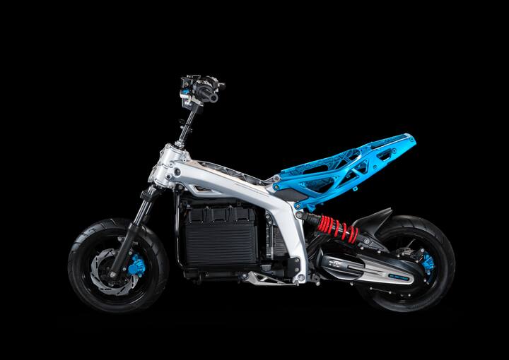 इस खबर में हम टीवीएस एक्स से जुड़ी पांच खास बातों को जानेंगे. टीवीएस एक्स एक न्यू आर्किटेक्चर, हाई टेंसिल एल्यूमीनियम चेसिस पर बेस्ड है, जिसे XLETON प्लेटफॉर्म कहा जाता है. यह प्लेटफॉर्म टेलिस्कोपिक फ्रंट फोर्क्स और ऑफसेट रियर मोनो-शॉक पर आधारित है.