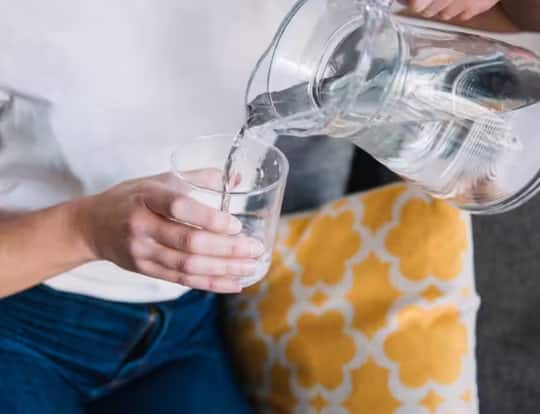why-we-should-not-drink-water-while-eating-food-know-from-expert Right time to drink water: ਖਾਣਾ ਖਾਣ ਵੇਲੇ ਕਿਉਂ ਨਹੀਂ ਪੀਣਾ ਚਾਹੀਦਾ ਪਾਣੀ? ਜਾਣੋ ਮਾਹਰਾਂ ਤੋਂ ਇਸ ਸਵਾਲ ਦਾ ਜਵਾਬ