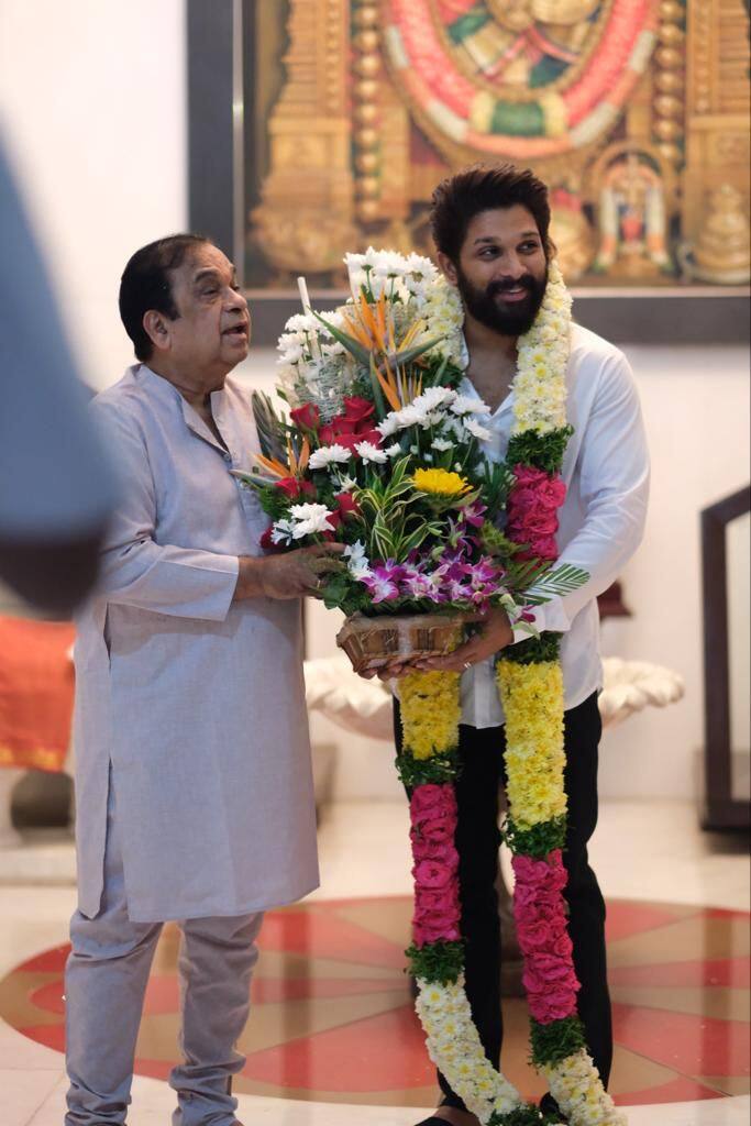 దీంతో కొత్త దంపతులను ఆశీర్వదించడం కోసం అల్లు అర్జున్ స్వయంగా బ్రహ్మానందం ఇంటికి వెళ్లారు.