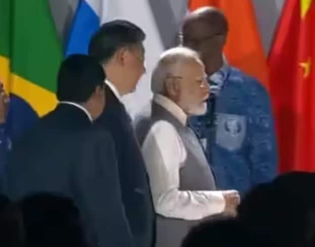 BRICS Summit 2023: PM Modi, Xi Jinping hold brief conversation PM Modi Meets Xi Jinping: PM મોદીએ ચીની રાષ્ટ્રપતિને કહ્યુ- 'ભારત-ચીન સંબંધોને સામાન્ય કરવા LACનું સન્માન જરૂરી'