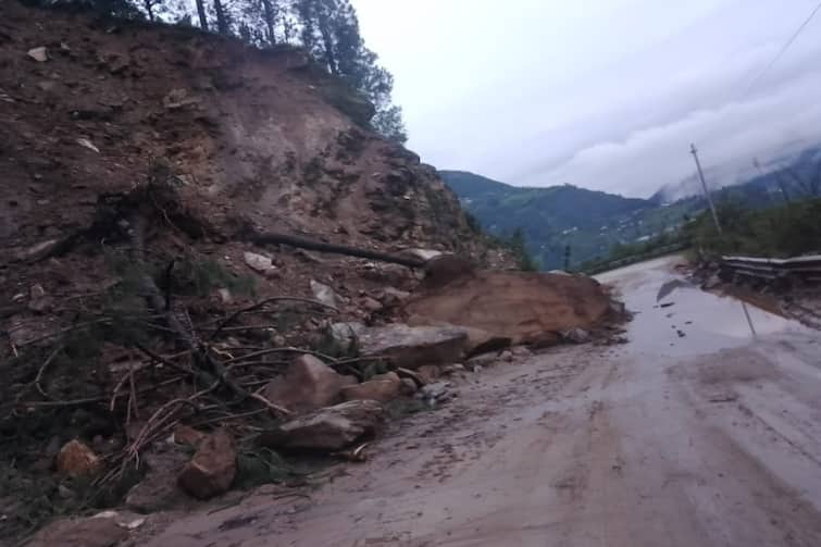 Rudraprayag-Gaurikund highway broken at many places due to incessant rains in Uttarakhand ann Rudraprayag News: भारी बारिश से कई जगहों पर टूटा रुद्रप्रयाग हाइवे, जान जोखिम में डाल यात्रा को मजबूर हैं राहगीर