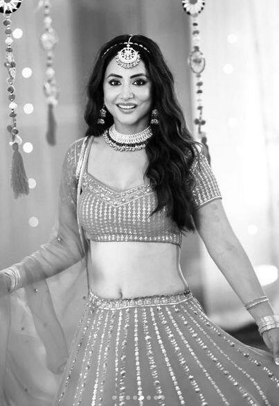 ਲੇਟੈਸਟ ਫੋਟੋਸ਼ੂਟ 'ਚ ਹਿਨਾ ਇੱਕ ਤੋਂ ਵਧ ਕੇ ਇੱਕ ਕਿਲਰ ਪੋਜ਼ ਦਿੰਦੀ ਨਜ਼ਰ ਆ ਰਹੀ ਹੈ। ਉਸ ਦੇ ਚਿਹਰੇ 'ਤੇ ਫੈਲੀ ਮਨਮੋਹਕ ਮੁਸਕਰਾਹਟ ਨੇ ਉਸ ਦੀ ਸੁੰਦਰਤਾ ਨੂੰ ਹੋਰ ਵਧਾ ਦਿੱਤਾ ਹੈ।