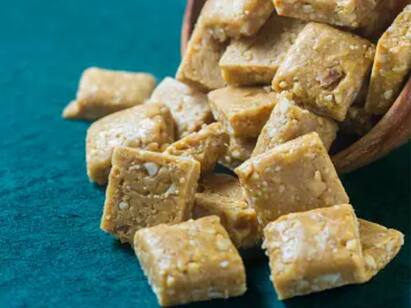 Peanut barfi peanut chikki procedure know how to do full details here Peanut Barfi: இனி கடைக்கு போக வேண்டாம்... வேர்க்கடலை பர்பியை வீட்டிலேயே செய்து அசத்துங்க..!