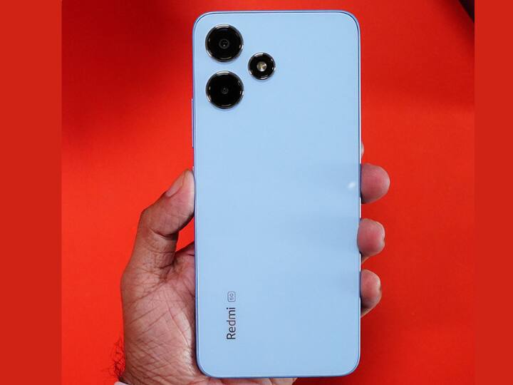 Redmi 12 5G: ये फोन अभी हाल ही लॉन्च हुआ है. लॉन्च होते ही इस फोन के लिए कंपनी को 3 लाख से ज्यादा आर्डर मिले. इस फोन की कीमत 11,999 रुपये से शुरू है. इसमें आपको Snapdragon 4 Gen 2 चिसपेट, 6.79 इंच की एफएचडी प्लस डिस्प्ले और 5000 एमएएच की बैटरी मिलती है.