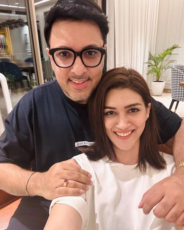 he shared this honor with Alia Bhatt for Gangubai Kathiawadi. Both the actresses congratulated each other on the same. Kriti went on to share a glimpse of how she celebrated this huge win.