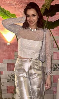 Shraddha Kapoor: ਸਿਲਵਰ ਪੈਂਟ ਵਿੱਚ ਚੰਨ ਵਾਂਗ ਚਮਕੀ ਸ਼ਰਧਾ ਕਪੂਰ, ਚਮਕਦਾਰ ਲੁੱਕ ਵਿੱਚ ਮਚਾਈ ਤਬਾਹੀ