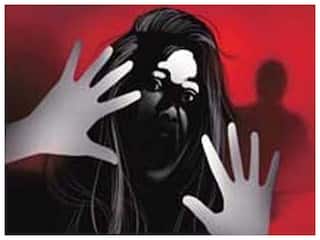 Crime News: फ्लाइट में महिला से दोस्ती, विमान से उतरने के बाद रेप, जानिए पूरी कहानी