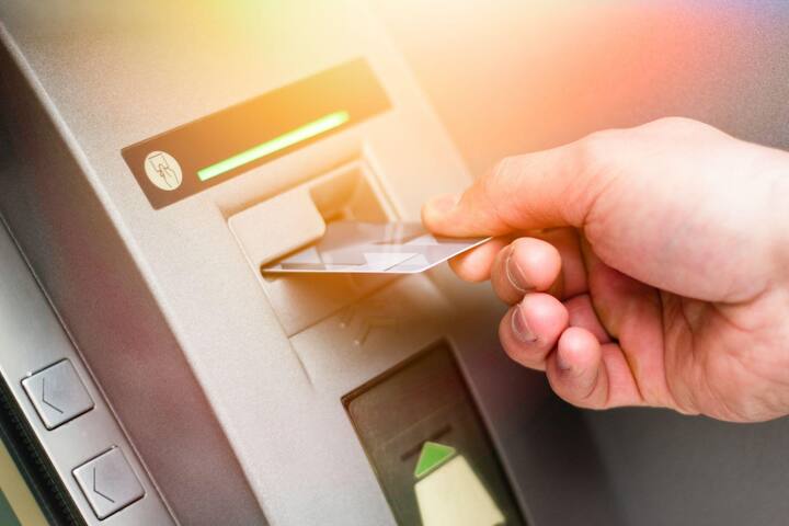 ATM Machine Update: ਜ਼ਿਆਦਾਤਰ ਲੋਕ ਸੋਚਦੇ ਹਨ ਕਿ ਇਹ ਮਸ਼ੀਨ ਸਿਰਫ਼ ਪੈਸੇ ਕਢਵਾਉਣ ਲਈ ਵਰਤੀ ਜਾਂਦੀ ਹੈ। ਅੱਜ ਅਸੀਂ ਤੁਹਾਨੂੰ ਦੱਸਾਂਗੇ ਕਿ ਪੈਸੇ ਕਢਵਾਉਣ ਤੋਂ ਇਲਾਵਾ ਤੁਸੀਂ ਕਈ ਕੰਮ ਕਰ ਸਕਦੇ ਹੋ।