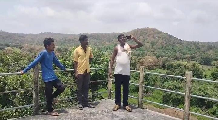 कारण या गावात कोणत्याच कंपनीच्या सिमकार्डला रेंज मिळत नाही. त्यामुळे महत्वाचा फोन करायचा असल्यास गावकरी थेट डोंगराची वाट धरतात.