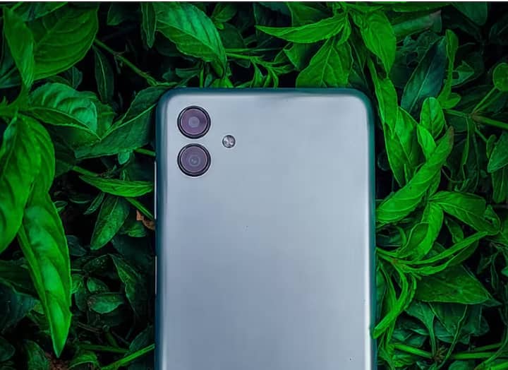Samsung Galaxy F14 5G: ਇਸ ਫੋਨ 'ਚ 6000 mAh ਦੀ ਬੈਟਰੀ ਮੌਜੂਦ ਹੈ ਜੋ 2 ਦਿਨਾਂ ਤੱਕ ਚੱਲ ਸਕਦੀ ਹੈ। ਫੋਨ 'ਚ 6.6-ਇੰਚ ਦੀ ਫੁੱਲ HD ਡਿਸਪਲੇ, 50MP ਪ੍ਰਾਇਮਰੀ ਕੈਮਰਾ ਅਤੇ Exynos 1330 ਚਿਪਸੈੱਟ ਲਈ ਸਪੋਰਟ ਹੈ।ਸਮਾਰਟਫੋਨ ਦੇ 4/128GB ਵੇਰੀਐਂਟ ਦੀ ਕੀਮਤ 13990 ਰੁਪਏ ਹੈ।