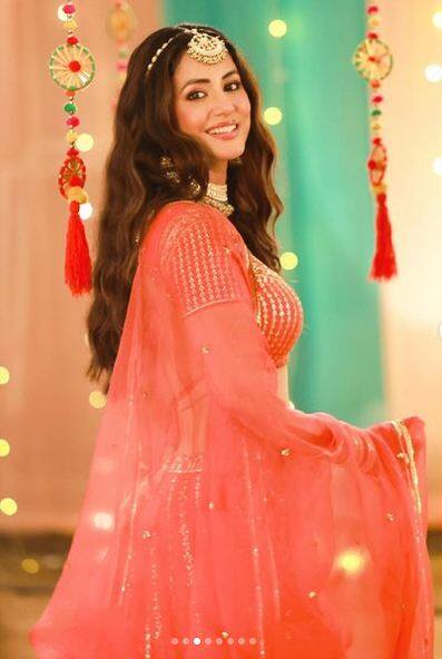 ਹਿਨਾ ਖਾਨ ਹਰ ਲੁੱਕ 'ਚ ਆਪਣੇ ਪ੍ਰਸ਼ੰਸਕਾਂ ਦਾ ਦਿਲ ਜਿੱਤ ਲੈਂਦੀ ਹੈ। ਅਦਾਕਾਰਾ ਨੇ ਸੰਤਰੀ ਰੰਗ ਦੇ ਲਹਿੰਗਾ ਵਿੱਚ ਫੋਟੋਆਂ ਸ਼ੇਅਰ ਕੀਤੀਆਂ ਹਨ। ਰਵਾਇਤੀ ਲੁੱਕ ਵਿੱਚ, ਅਭਿਨੇਤਰੀ ਹਮੇਸ਼ਾ ਦੀ ਤਰ੍ਹਾਂ ਸ਼ਾਨਦਾਰ ਨਜ਼ਰ ਆ ਰਹੀ ਹੈ।