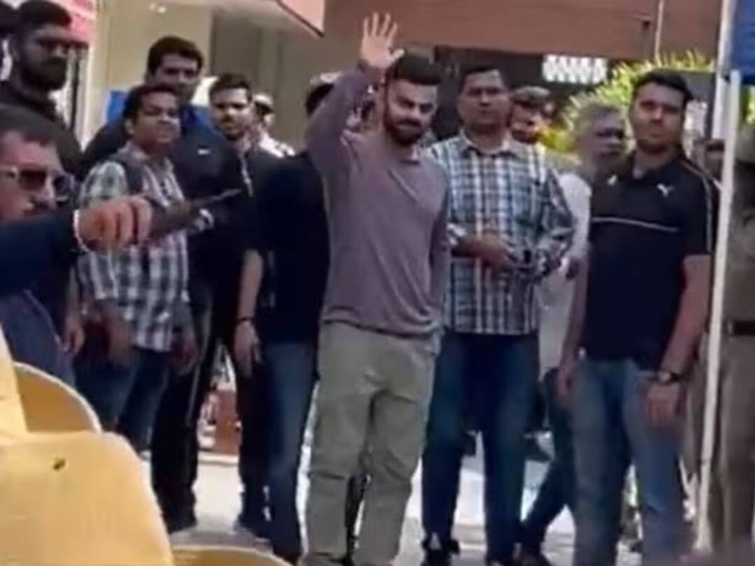 Fans Go Crazy As Virat Kohli Visits Bengaluru University Campus, Poses For Photos With Cops. WATCH Fans Go Crazy As Virat Kohli Visits Bengaluru University Campus, Poses For Photos With Cops. WATCH