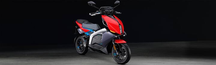 TVS X के इस इलेक्ट्रिक स्कूटर की IDC प्रमाणित रेंज लगभग 130-140 किलोमीटर है, इसमें 4.4 kWh का बैटरी पैक मिलता है. साथ ही टीवीएस, एक्स होम रैपिड चार्जर भी ऑफर करती है, जिससे 50 मिनट में स्कूटर को 0 से 50 प्रतिशत चार्ज किया जा सकता है. इसमें आपको 950W के पोर्टेबल चार्जर (कीमत 16,275 रुपये, जीएसटी सहित) का भी विकल्प मिलता है, जिससे 4 घंटे 30 मिनट में 0 से 80 परसेंट तक चार्ज किया जा सकता है.