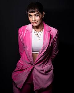 హాలీవుడ్ హీరోయిన్ రేంజ్‌లో - మెరిసిపోతున్న ‘మౌనిత’!