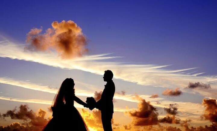 পছন্দের মানুষের সঙ্গে জীবন কাটানোর স্বপ্ন দেখেন প্রত্যেকেই। কেউ একেবারে কৈশোরে পছন্দের মানুষের খোঁজ পেয়ে যান, কেউ আবার একটু দেরিতে। কেউ স্কুল-কলেজে, কেউ আবার অফিসে।