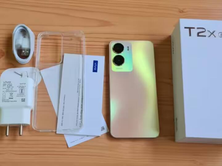 vivo T2x 5G: ਇਸ ਫੋਨ ਦੇ 6/128GB ਵੇਰੀਐਂਟ ਦੀ ਕੀਮਤ 13,999 ਰੁਪਏ ਹੈ। ਇਸ 'ਚ ਤੁਹਾਨੂੰ ਡਾਇਮੇਂਸਿਟੀ 6020 ਪ੍ਰੋਸੈਸਰ, 5000 mAh ਦੀ ਬੈਟਰੀ, 50 MP ਕੈਮਰਾ ਅਤੇ 6.58 ਇੰਚ ਦੀ ਫੁੱਲ HD ਪਲੱਸ ਡਿਸਪਲੇਅ ਮਿਲਦੀ ਹੈ।