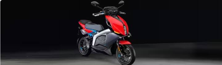 ਇਸ TVS X ਇਲੈਕਟ੍ਰਿਕ ਸਕੂਟਰ ਦੀ IDC ਪ੍ਰਮਾਣਿਤ ਰੇਂਜ ਲਗਭਗ 130-140 ਕਿਲੋਮੀਟਰ ਹੈ, ਇਸ ਵਿੱਚ 4.4 kWh ਬੈਟਰੀ ਪੈਕ ਹੈ। ਇਸ ਤੋਂ ਇਲਾਵਾ, TVS X Home ਰੈਪਿਡ ਚਾਰਜਰ ਵੀ ਪੇਸ਼ ਕਰਦਾ ਹੈ, ਜੋ ਸਕੂਟਰ ਨੂੰ 50 ਮਿੰਟਾਂ 'ਚ 0 ਤੋਂ 50 ਫੀਸਦੀ ਤੱਕ ਚਾਰਜ ਕਰ ਸਕਦਾ ਹੈ। ਇਸ ਵਿੱਚ, ਤੁਹਾਨੂੰ 950W ਪੋਰਟੇਬਲ ਚਾਰਜਰ (ਕੀਮਤ 16,275 ਰੁਪਏ, ਜੀਐਸਟੀ ਸਮੇਤ) ਦਾ ਵਿਕਲਪ ਵੀ ਮਿਲਦਾ ਹੈ, ਜਿਸ ਨੂੰ 4 ਘੰਟੇ 30 ਮਿੰਟ ਵਿੱਚ 0 ਤੋਂ 80 ਪ੍ਰਤੀਸ਼ਤ ਤੱਕ ਚਾਰਜ ਕੀਤਾ ਜਾ ਸਕਦਾ ਹੈ।