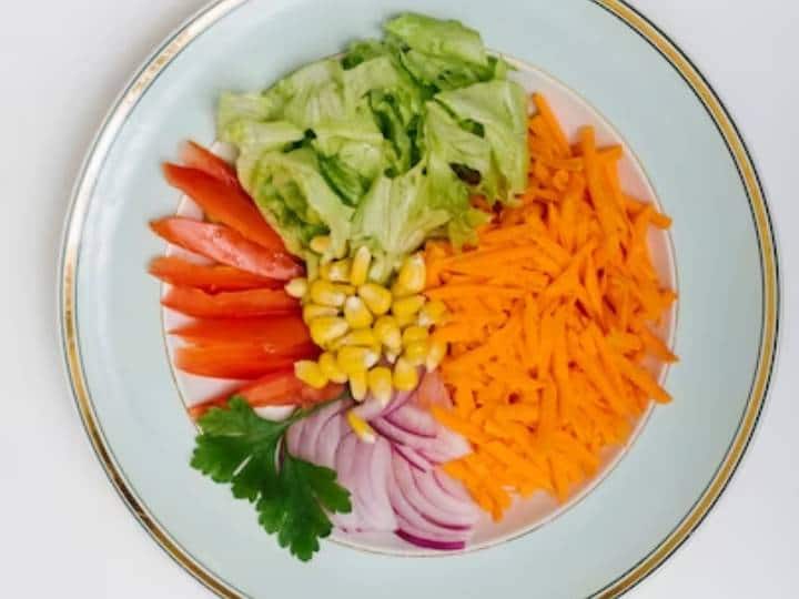पेट के लिए ताजे फल और सब्जी से बेहतर और कुछ नहीं होता है. आज हम आपको ब्रोकली गाजर की सलाद की रेसिपी बताने जा रहे हैं.