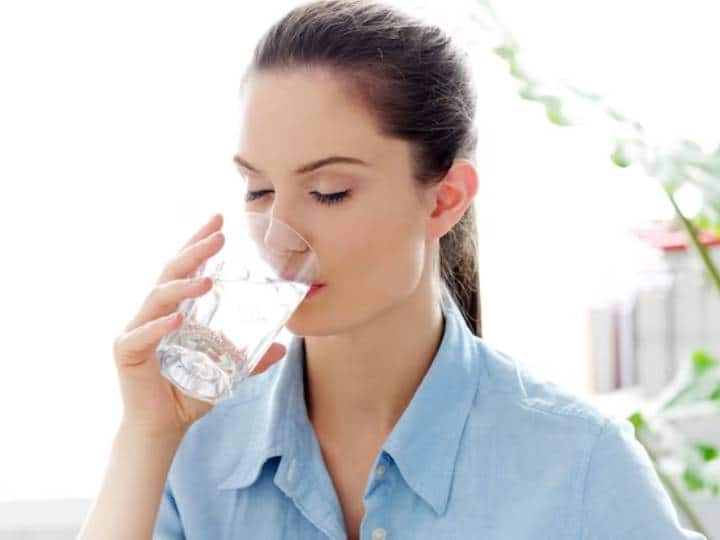 What are the benefits of drinking water without brushing in the morning बिना ब्रश किए पानी पीना सही है? कहीं सेहत खराब तो नहीं कर देगी ये गंदी आदत