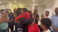 Allu Arjun Hugs His Wife Sneha Reddy : జాతీయ ఉత్తమనటుడి అవార్డు రాగానే అల్లు అర్జున్ | ABP Desam