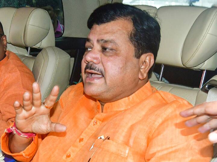 बीजेपी नेता प्रवीण दरेकर ने कहा कि शरद पवार का बयान दिखाता है कि अजित पवार ने जो भी किया वो सही था. वो (शरद पवार) कहते हैं कि अजित पवार गुट उनकी फोटो का इस्तेमाल नहीं करें. पार्टी एक है तो ऐसा कहने की उन्हें (शरद पवार) को जरूरत नहीं है.