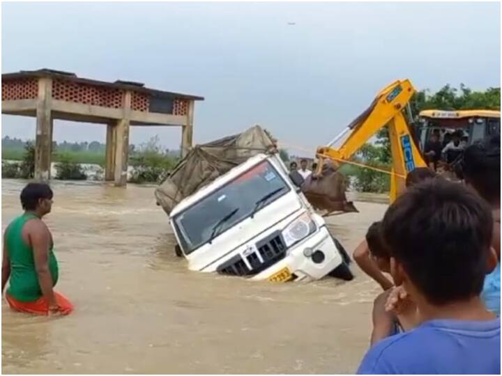 Pickup overturned while crossing the swollen river in Sambhal ANN UP Flood: संभल में उफनाई नदी को पार करते समय पलटी पिकअप, लोगों की मदद से बची सवार की जान