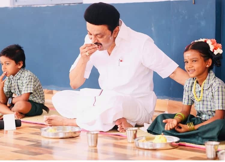 CM Breakfast Scheme Tamilnadu All Primary Schools From August 25th Free Morning Breakfast Scheme thirukkuvalai CM Breakfast Scheme: ’நான் யாருன்னு தெரியுமா?’- கேள்வி கேட்ட முதல்வர் ஸ்டாலின்; வெட்கப்பட்டு சிரித்த மாணவி!