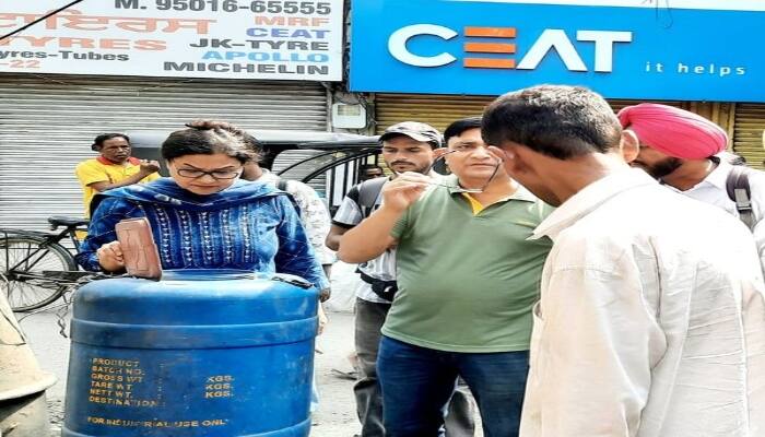 Special checking in tire market and Railway colony by the health department team under the leadership of Ludhiana civil surgeon ਸਿਵਲ ਸਰਜਨ ਦੀ ਅਗਵਾਈ 'ਚ ਸਿਹਤ ਵਿਭਾਗ ਦੀ ਟੀਮ ਵੱਲੋਂ ਟਾਇਰ ਮਾਰਕੀਟ ਤੇ ਰੇਲਵੇ ਕਲੌਨੀ 'ਚ ਵਿਸ਼ੇਸ ਚੈਕਿੰਗ