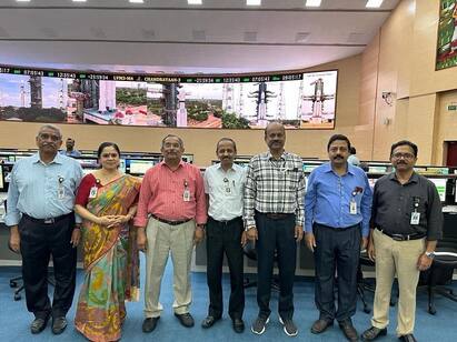 Shashi Tharoor applauds Isro chief and the CETians who took us to the moon Chandrayaan 3: ஐஐடி அல்ல.. சிஇடி கல்லூரியில் படித்தவர்களே நம்மை நிலவுக்கு அழைத்து சென்றுள்ளனர்.. சசி தரூர் பாராட்டு