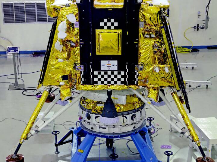 LASER Induced Breakdown Spectroscope (LIBS): इस डिवाइस का काम है चांद की सतह पर टारगेट की गई डिवाइस को गर्म करना ताकि वहां एक गोला बन जाए. सतह को गर्म करने से चांद पर मौजूद एलिमेंट की जानकारी मिलेगी और गर्मी के कारण एलिमेंट का रंग भी पता लगेगा.