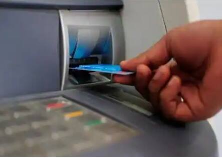 ATM Machine Use: ATM (Bank ATM) ਬਾਰੇ ਤਾਂ ਹਰ ਕੋਈ ਜਾਣਦਾ ਹੋਵੇਗਾ ਪਰ ਕੀ ਤੁਸੀਂ ਜਾਣਦੇ ਹੋ ਕਿ ATM ਤੋਂ ਪੈਸੇ ਕਢਵਾਉਣ ਤੋਂ ਇਲਾਵਾ ਤੁਸੀਂ ਕਈ ਕੰਮ ਕਰ ਸਕਦੇ ਹੋ। ਸ਼ਾਇਦ ਤੁਸੀਂ ਸੋਚਿਆ ਵੀ ਨਹੀਂ ਹੋਵੇਗਾ।
