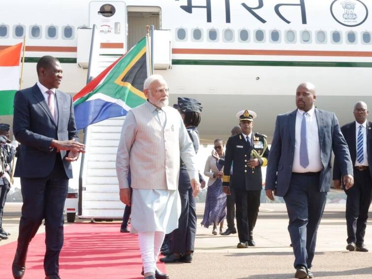 Modi 'refused to deboard plane' over snub, says report; ‘untrue’: South African govt Modi South Africa Tour: விமானத்தில் இருந்து இறங்க மறுத்த மோடி? இந்தியாவில் இருந்து சைபர் அட்டாக்..! தென்னாப்ரிக்கா விளக்கம்
