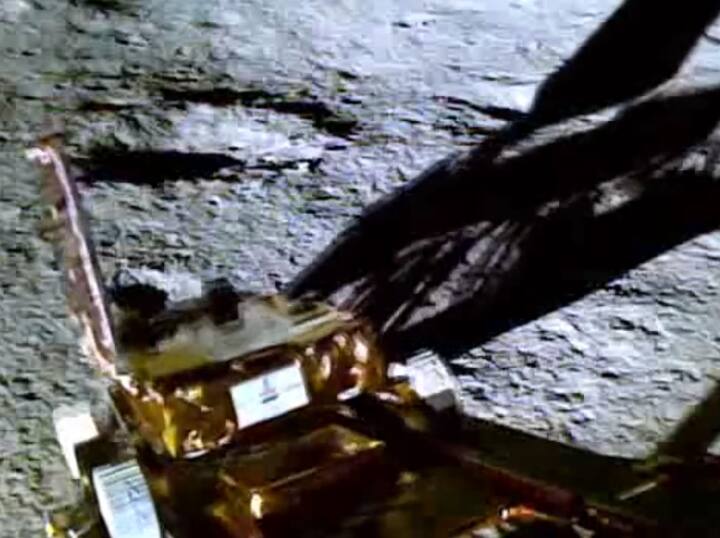 Chandrayaan 3 Video of Pragyan Rover ramped down from Vikram Lander to the Lunar surface of moon Chandrayaan 3 Rover Video: ...जब विक्रम लैंडर से बाहर आया प्रज्ञान रोवर, कुछ ऐसा था नजारा, ISRO ने जारी किया वीडियो