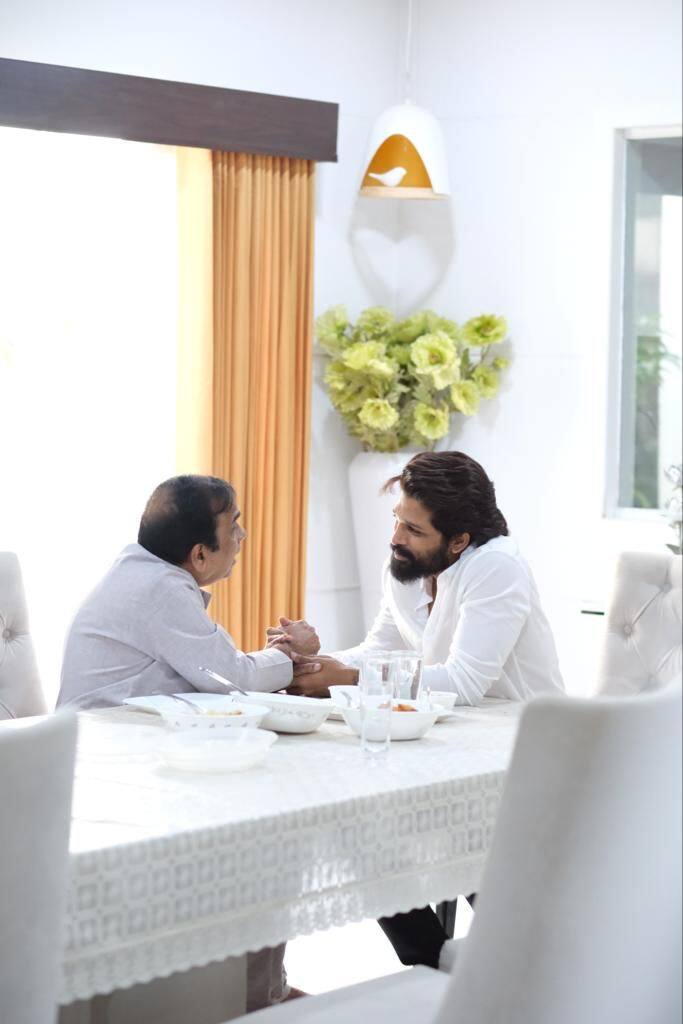 బ్రహ్మానందంతో కూడా కాసేపు ఆప్యాయంగా మాట్లాడారు.