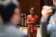 R Praggnanandhaa: ছেলে দাবার বোর্ডে ঝড় তুলেছেন, পাশে দাঁড়িয়ে গর্বিত মা, প্রজ্ঞাননন্দ-নাগলক্ষ্মীর ছবি ভাইরাল