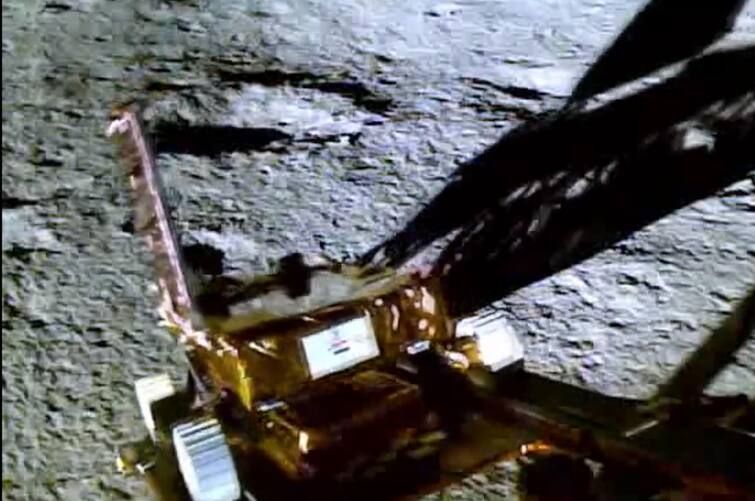 chandrayaan 3 video of pragyan rover ramped down from vikram lander to lunar surface of moon Chandrayaan-3 : चांद्रयान-3 च्या लँडिगनंतरचं चंद्रावरील पहिलं दृष्य! विक्रम लँडरमधून प्रज्ञान रोव्हर नेमका बाहेर कसा पडला? इस्रोने शेअर केला खास व्हिडीओ