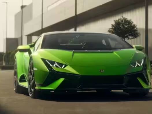 ਫਾਈਨੈਂਸ਼ੀਅਲ ਟਾਈਮਸ 'ਚ ਛਪੀ ਰਿਪੋਰਟ ਮੁਤਾਬਕ ਸਾਬਕਾ ਅਮਰੀਕੀ ਰਾਸ਼ਟਰਪਤੀ ਡੋਨਾਲਡ ਟਰੰਪ ਕੋਲ ਰੋਲਸ-ਰਾਇਸ ਸਿਲਵਰ ਕਲਾਊਡ, ਫੈਂਟਮ, ਮਰਸਡੀਜ਼-ਬੈਂਜ਼ ਐੱਸਐੱਲਆਰ ਮੈਕਲੇਰਨ, ਲੈਂਬਰਗਿਨੀ ਡਿਯਾਬਲੋ, ਟੇਸਲਾ ਰੋਡਸਟਰ ਅਤੇ ਕੈਡਿਲੈਕ ਐਲਾਂਟੇ ਵਰਗੀਆਂ ਕਾਰਾਂ ਦਾ ਭੰਡਾਰ ਹੈ। ਇਸ ਤੋਂ ਇਲਾਵਾ ਉਨ੍ਹਾਂ ਕੋਲ 24 ਕੈਰੇਟ ਸੋਨੇ ਦਾ ਹੈਲੀਕਾਪਟਰ ਵੀ ਹੈ।