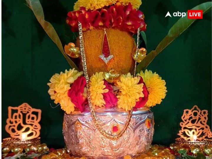 मान्यता है कि भगवान को नारियल चढ़ाने से दुख-दर्द का नाश होता है. घर में नारियल फोड़ने से नकारात्मकता दूर भागती है. नारियल को एक बीज माना गया है. जब बच्चा मां को कोख में होता है तो सबसे पहले वो एक बीज के समान होता है, इसीलिए महिलाएं नारियल नहीं फोड़ती, इसका गलत प्रभाव पड़ता है.
