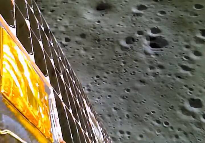 இந்த ரோவர் நிலவில் உள்ள நீராதாரம்,  கனிம வளங்கள், நிலவின் அமைப்பு, தோற்றம் மற்றும் நிலவின் வளிமண்டலம் என பல்வேறு விவகாரங்கள் தொடர்பாக ஆராயப்பட உள்ளன. (Photo Credits : ISRO)