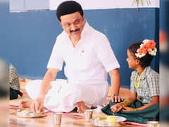 తమిళనాడులో స్కూల్ పిల్లలకు టిఫిన్‌ స్కీం - స్వయంగా వడ్డించిన స్టాలిన్