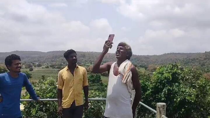 या डिजिटल जगात माणसांनी एवढी प्रगती केली आहे की, चक्क चंद्र व विविध ग्रहांवर यान सोडले जाताहेत. पण, चंद्रावरच्या गप्पा सुरु असताना आजही अशी अनेक गावे आहेत, जिथे साधे तंत्रज्ञानही पोहोचले नाही.