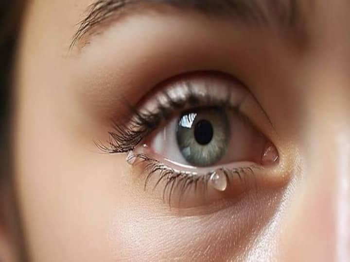 eye care tips watery eyes causes and home remedies in hindi बेवजह आंखों से पानी निकलने के पीछे हो सकती है ये वजह, जानें इसे रोकने के घरेलू उपाय