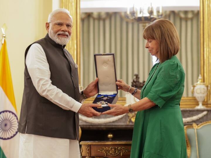 PM Narendra Modi conferred with the Grand Cross of the Order of Honour by Greek President Katerina N. Sakellaropoulou in Athens पीएम मोदी को ग्रीस ने ग्रैंड क्रॉस ऑफ द ऑर्डर ऑफ ऑनर से किया सम्मानित, प्रधानमंत्री ने कहा- रिश्तों की गर्मजोशी में नहीं कोई कमी